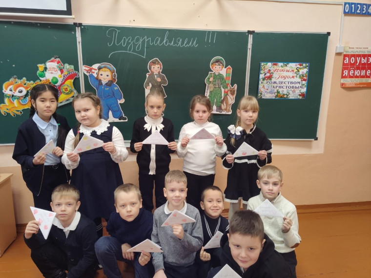 В преддверии Нового года ребята 1а класса (классный руководитель Боргдорф И А )впервые приняли участие в акции" Новогодняя посылка солдатам на СВО".